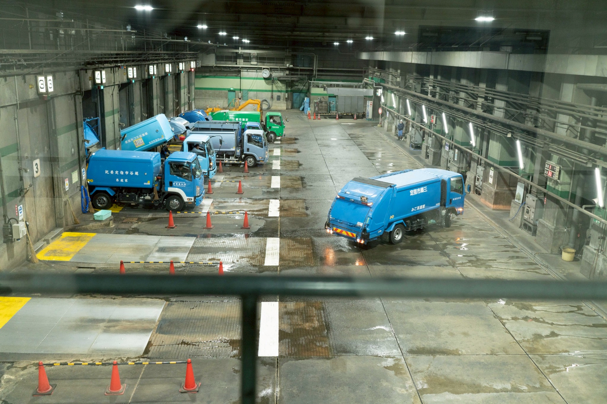 プラットフォームに搬入するゴミ収集車