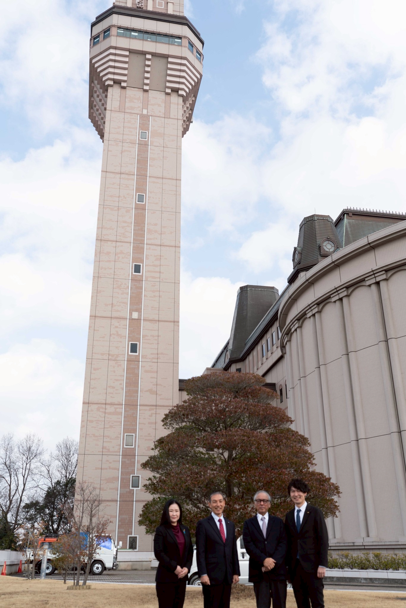 施設前での集合写真
