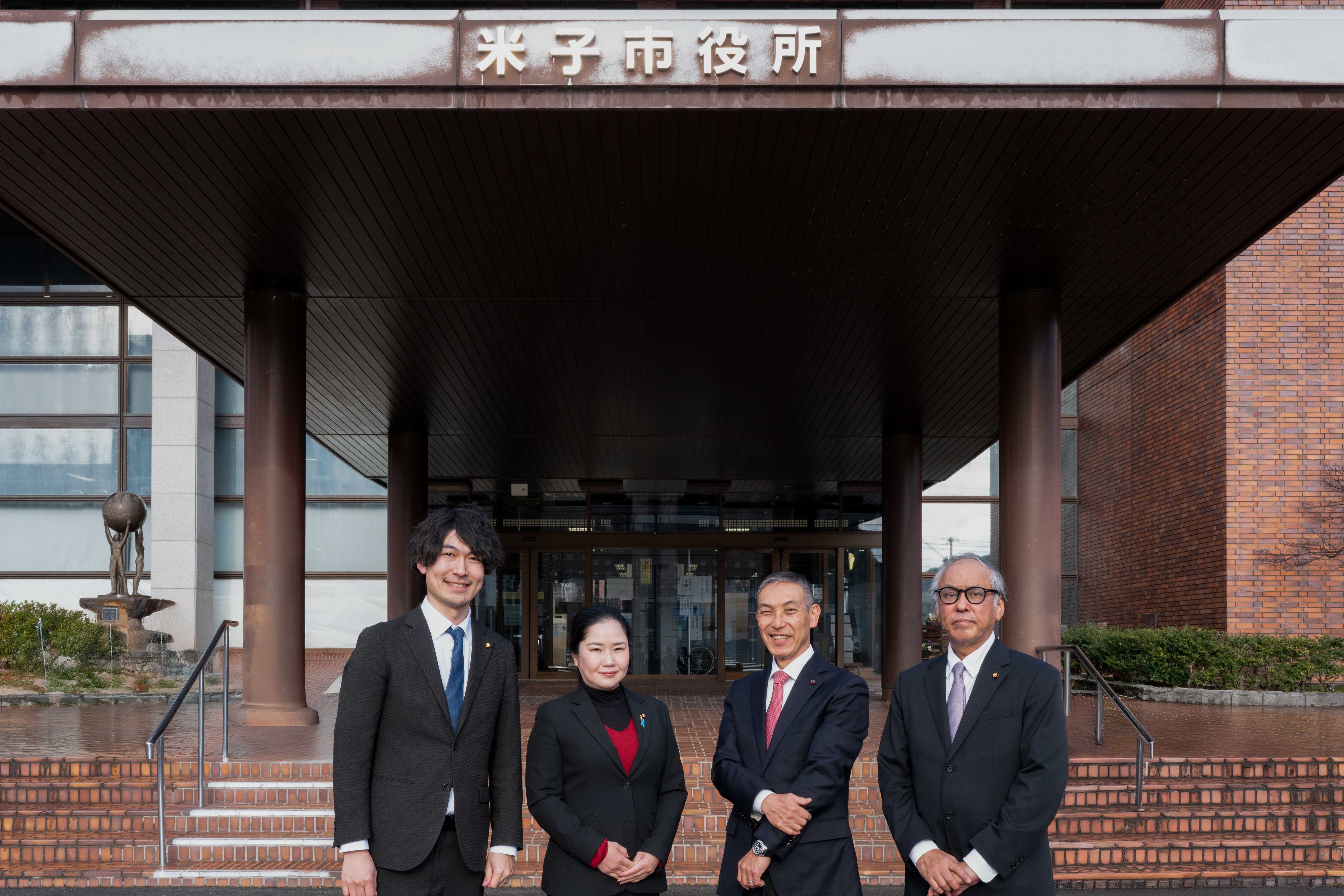 創政MISATO 米子市役所前での集合写真